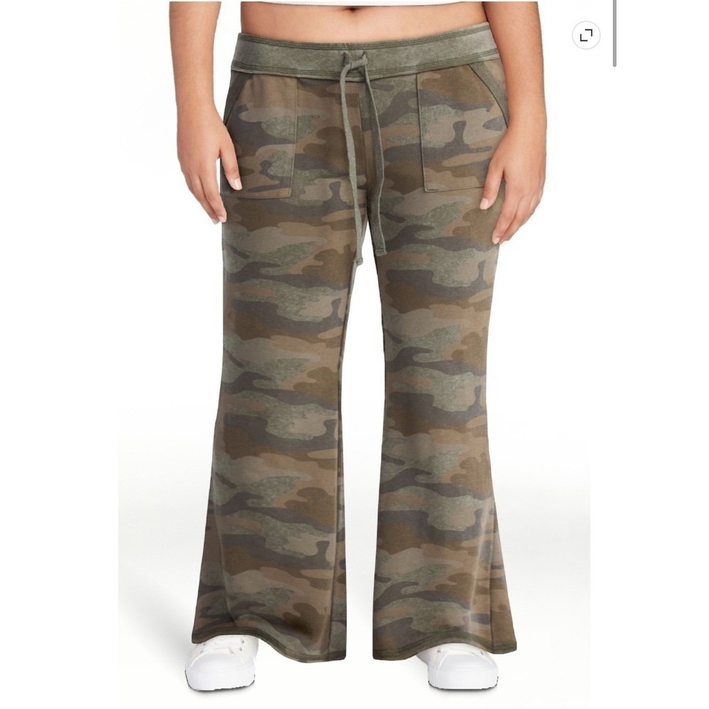 No Boundaries Olive Camo Flare Jogger Pants Drawstring Waist Women's Large